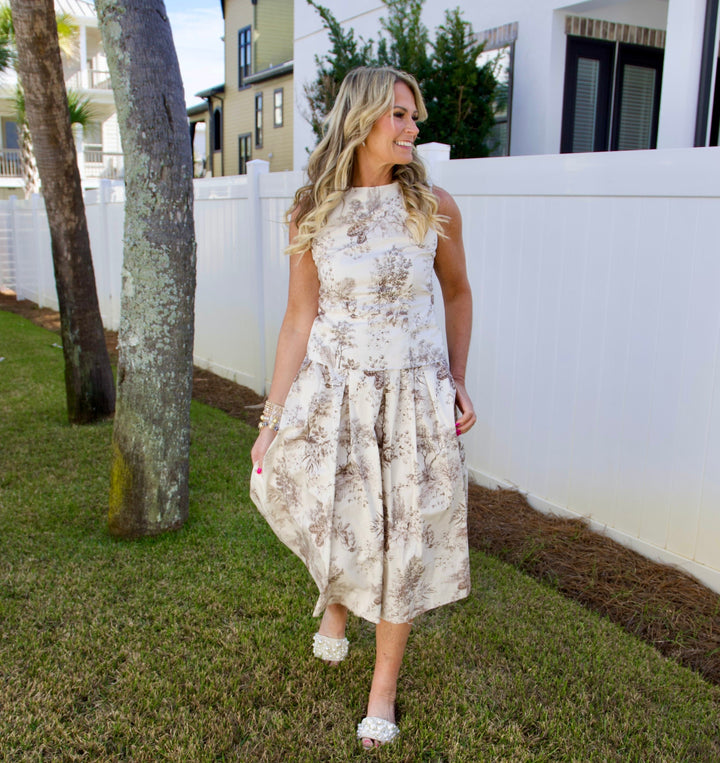 Aureum Lucia pleated skirt in flowing fabric, featuring a stylish design perfect for casual or dressy outfits.