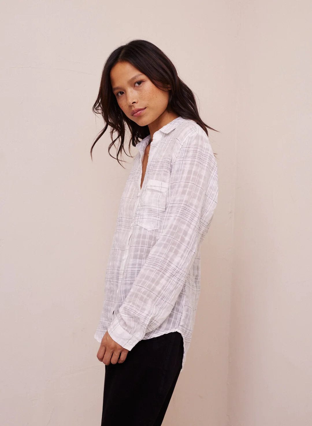 Bella Dahl pocket button-down top, stylish casual shirt with chest pocket and long sleeves, made from soft, comfortable fabric.