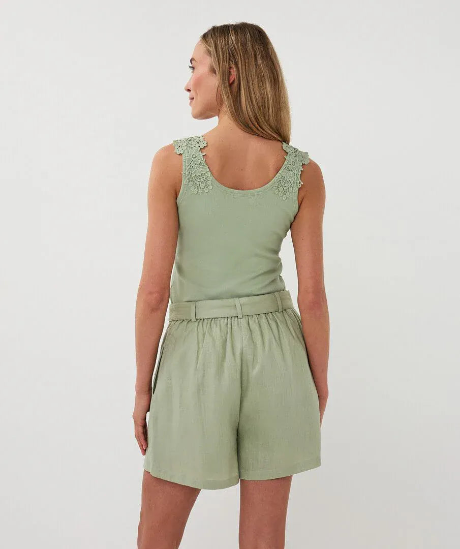 Esqualo Lucia belted shorts, stylish casual shorts with a belt, lightweight fabric, perfect for summer wear.