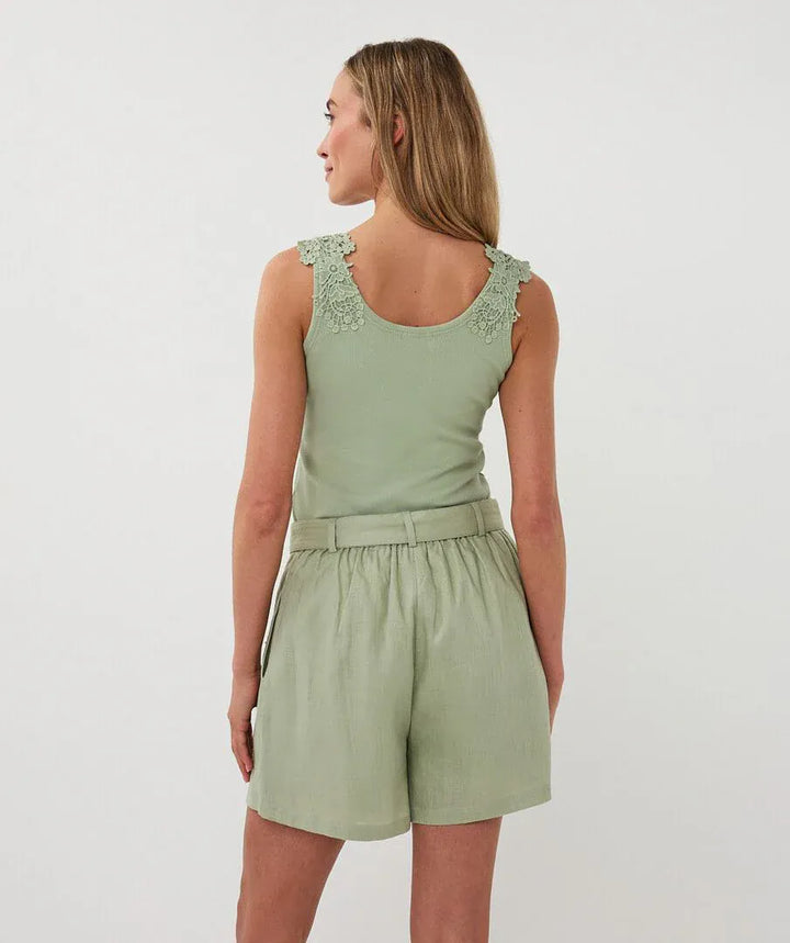Esqualo Lucia belted shorts, stylish casual shorts with a belt, lightweight fabric, perfect for summer wear.
