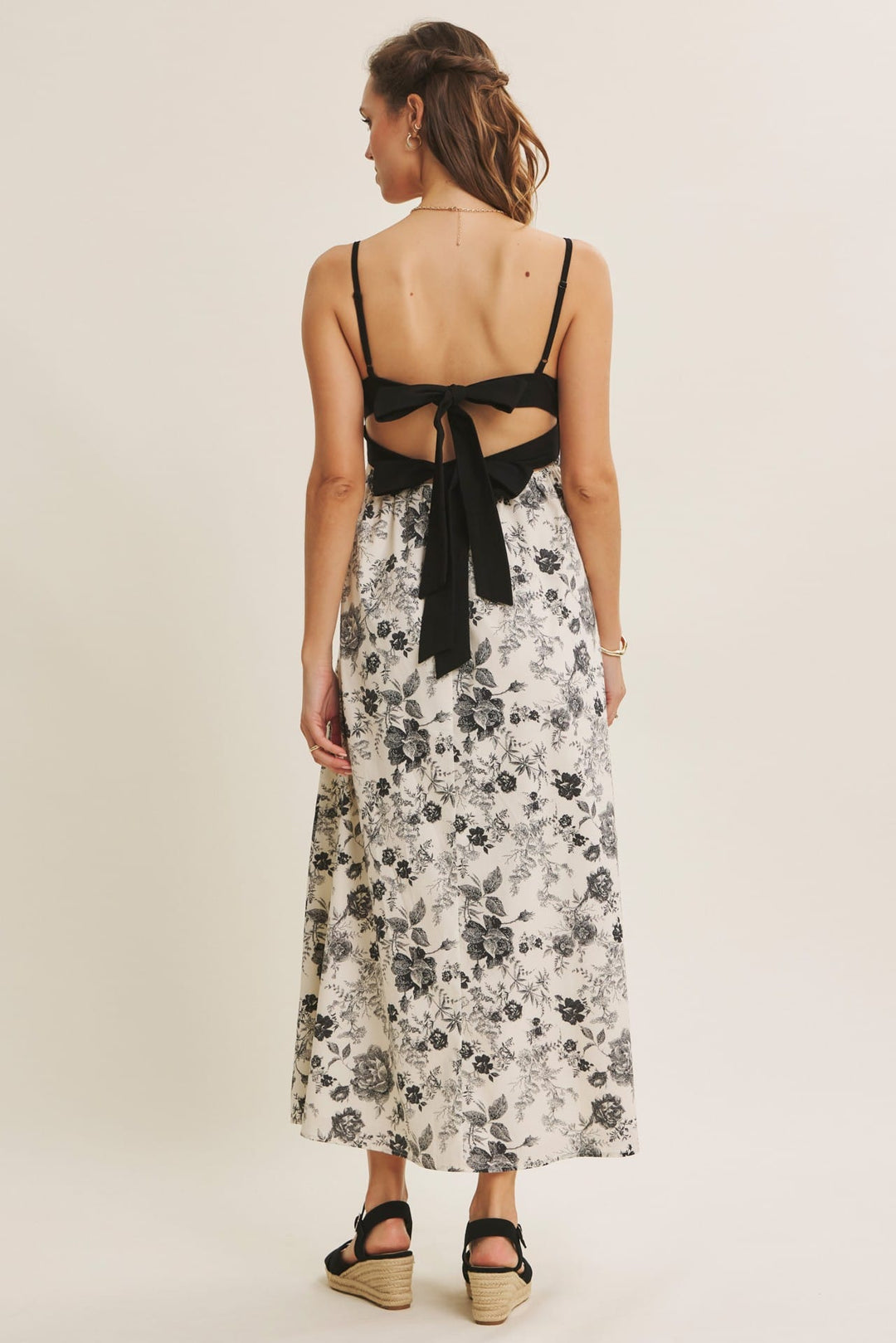 In February scallop cutout contrast midi dress, stylish sleeveless dress with scalloped details and bold color contrast.