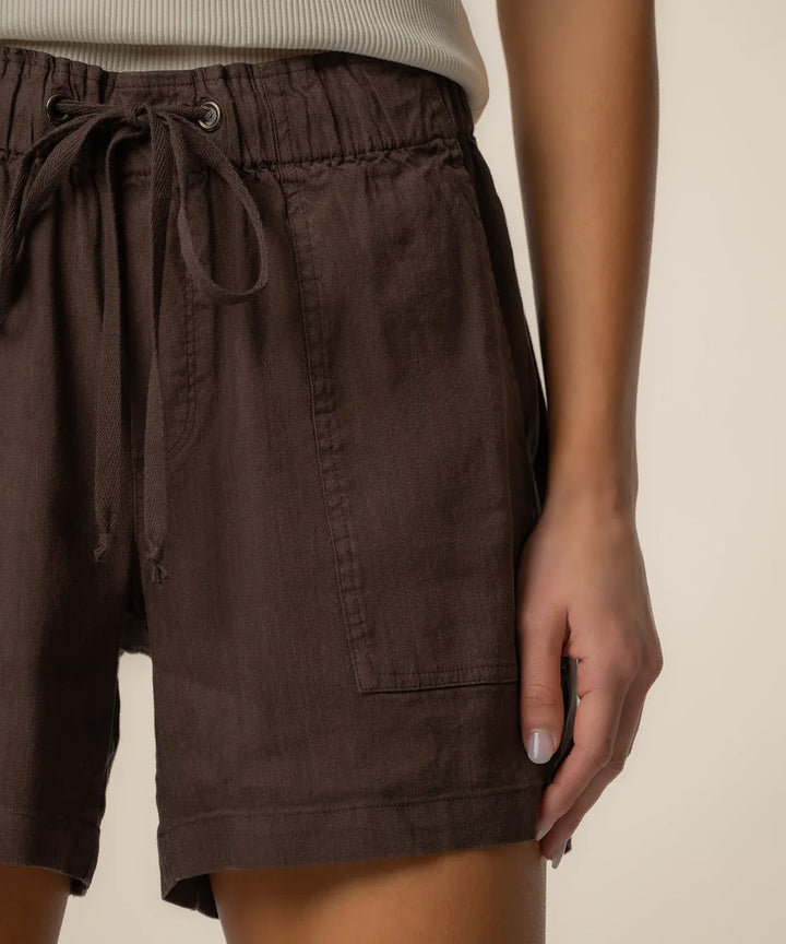 KUT from the Kloth Katana linen drawstring shorts featuring a relaxed fit, lightweight fabric, and adjustable waistband.