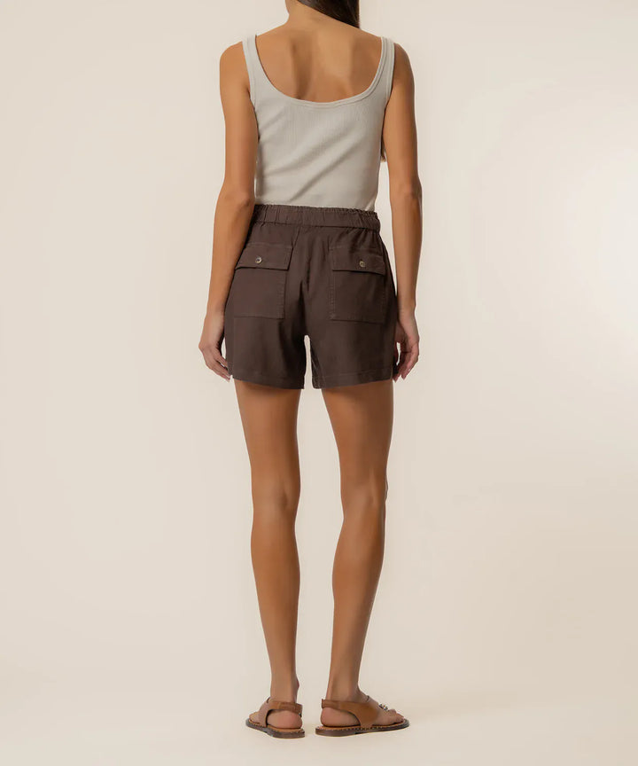 KUT from the Kloth Katana linen drawstring shorts, lightweight and casual shorts with a relaxed fit and adjustable waist.