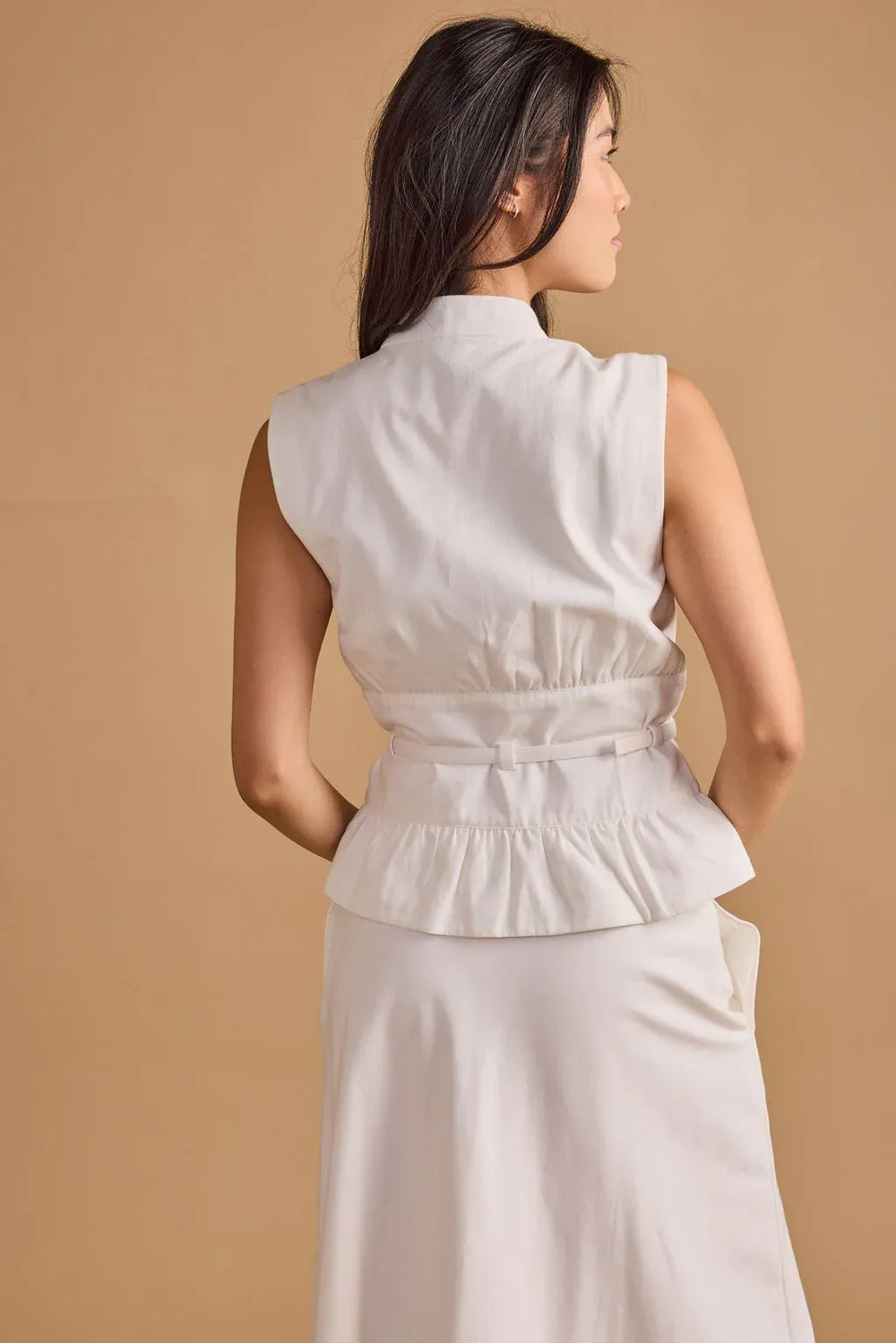 Thomas & Lourdes Lior vest, stylish sleeveless outerwear with a tailored fit, featuring a smooth fabric finish and subtle design details.